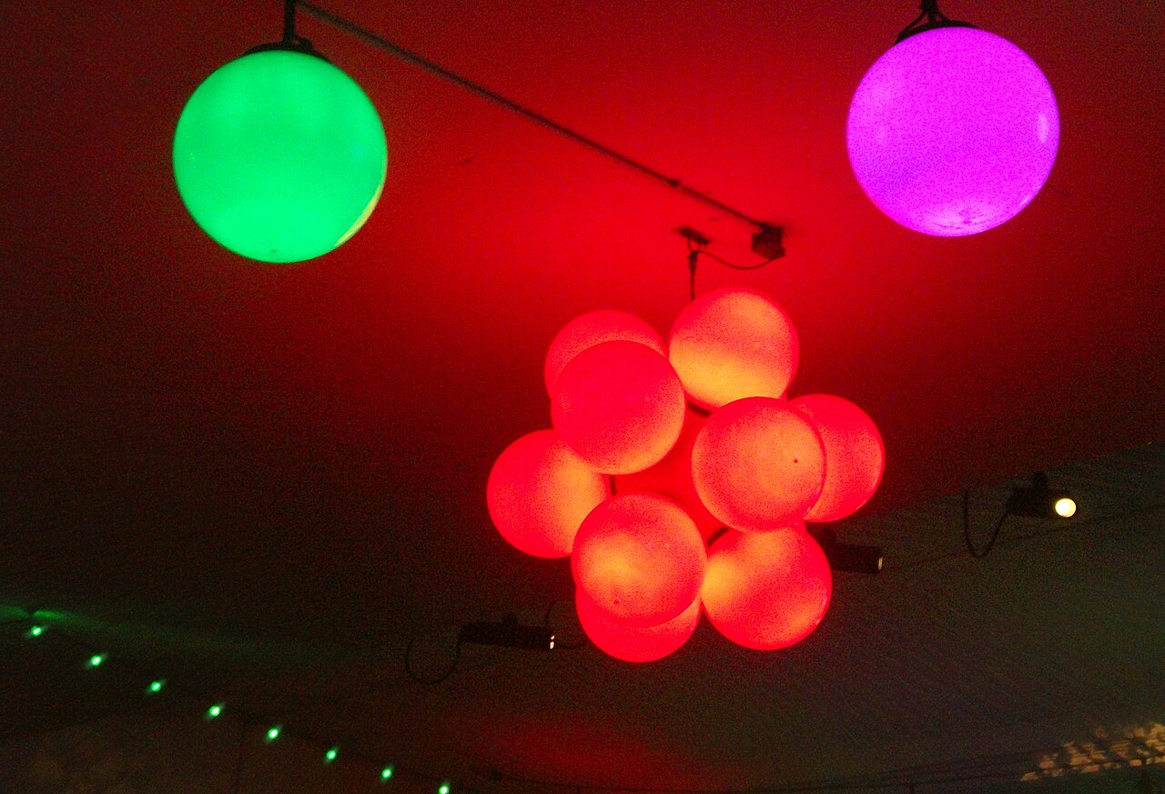 plafonnier lumineux en forme de molecule atomique par Duncan sous la licence CC BY 2.0